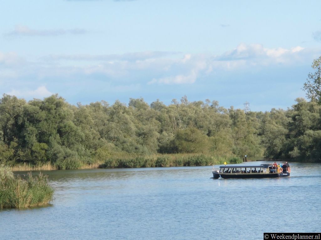 De fluisterboot uit Werkendam vertrekt vanaf het vernieuwde Biesbosch Museumeiland.  Adres: Hilweg 2, Werkendam.Tips: De rondvaarten in de Biesbosch.